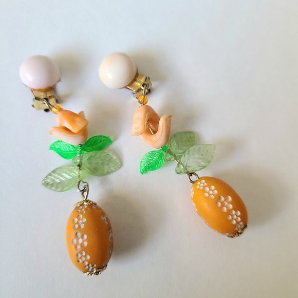 Vintage plastic acrylic clip on earrings. - Picture 3 of 4